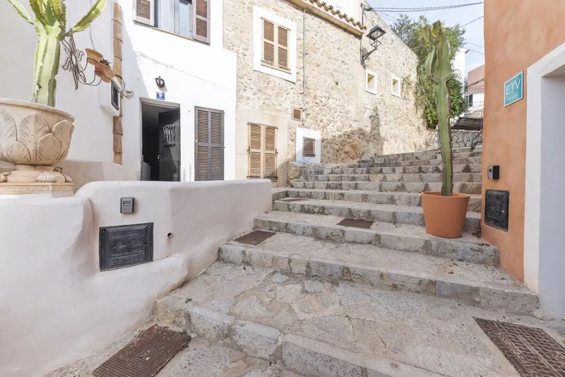 A historic spot in the upper part of Andratx: small house with sea views — photo 1