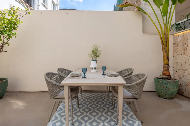 Apartment with large patio and high ceilings near Santa Catalina market — photo 5