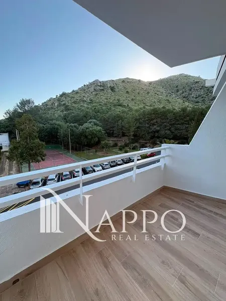 Nappo Real Estate is pleased to present this elegant recently renovated penthouse, located on the second floor of a well-maintained complex — photo 2