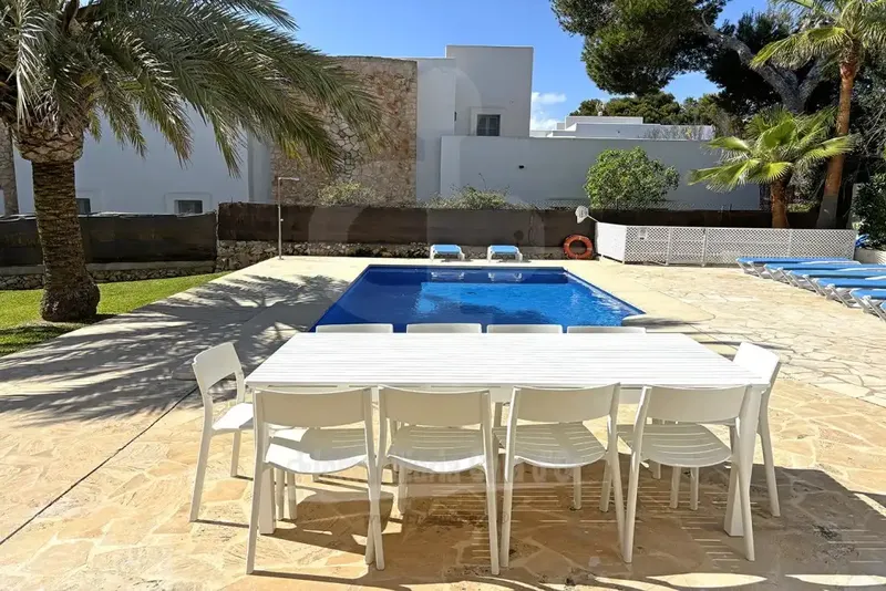 This magnificent detached villa is located in a peaceful urbanization Punta des Port just 400 meters from the charming beach of — photo 3