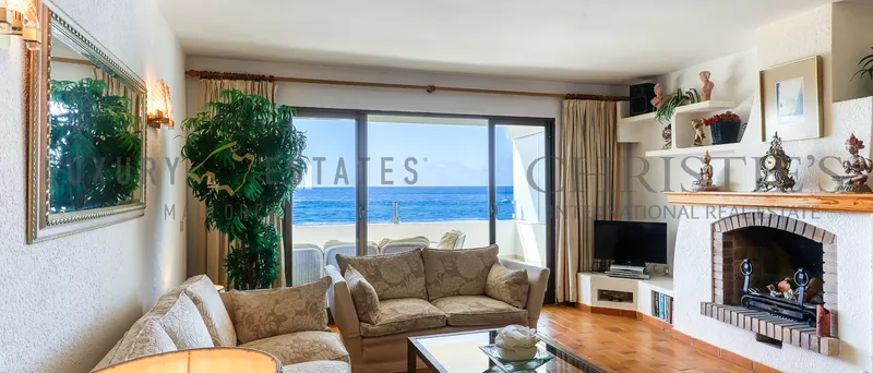 Penthouse in Palmanova in first sea line with beach access — photo 1