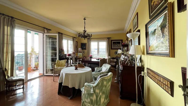 Spacious 250 m² apartment to renovate with private terraces, parking, and sea views — photo 1