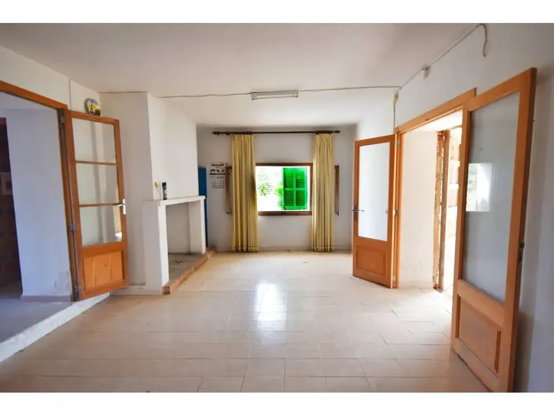 Two minutes from Santa Margalida, on the way to the beach we find this property with a plot of 7048 m2 and buildings — photo 3