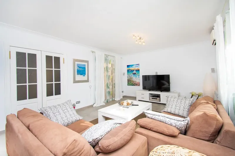 We present this elegant detached chalet in Peguera, Calvià, completely renovated, combining style, comfort and privacy in a — photo 4