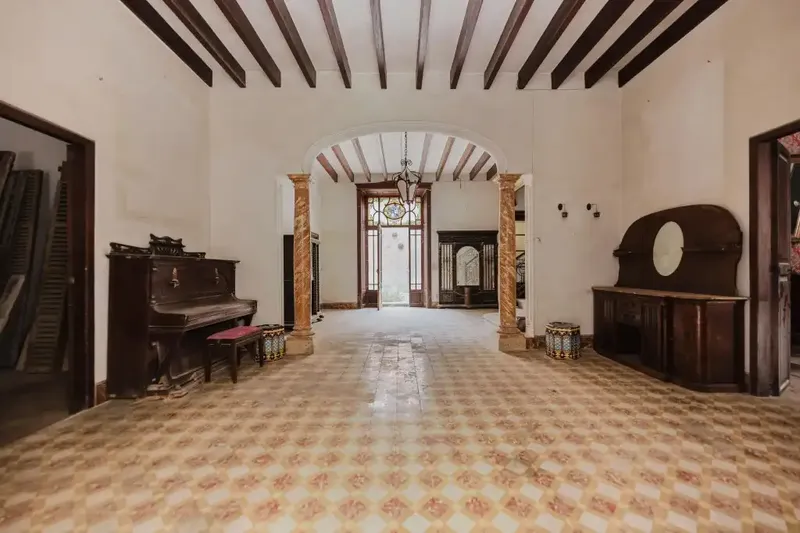 This beautiful early 20th century mansion with striking facade and spacious rooms is offered for sale in the heart of Manacor. — photo 3