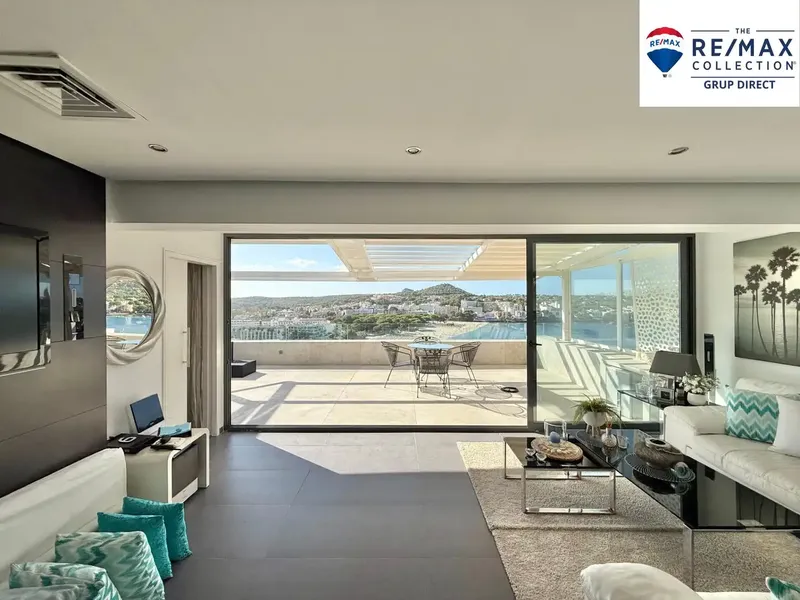 This beautiful penthouse occupies the top floor of a building with a communal pool and offers maximum privacy together with impressive views — photo 5
