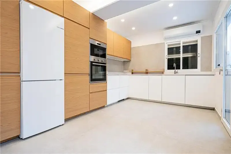 Ground floor with patio and pool, approx. 120m², living-dining room of approx. 30m² with exposed beams, fully furnished and equipped kitchen — photo 4