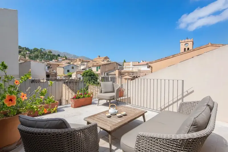 Situated in the heart of the charming historic center of Pollensa, this beautifully renovated townhouse perfectly combines character — photo 3