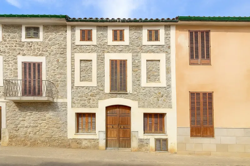 We present this magnificent village house located in the heart of Mancor de la Vall, an emblematic building that extends over — photo 1