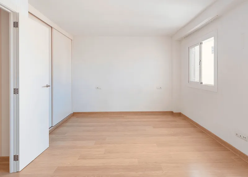 Apartment with Terrace in Need of Renovation Near Santa Catalina — photo 7