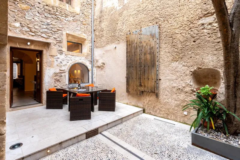 This exceptional townhouse in the heart of Artà combines Mallorcan character with modern comfort - and is particularly — photo 8