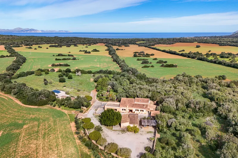 Grand estate with 6 bedrooms, pool area, mountain views and much more! — photo 1