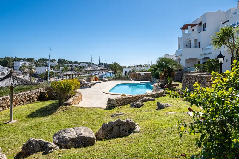 Attractive top-floor apartment with direct harbour views in Cala d'Or — photo 2