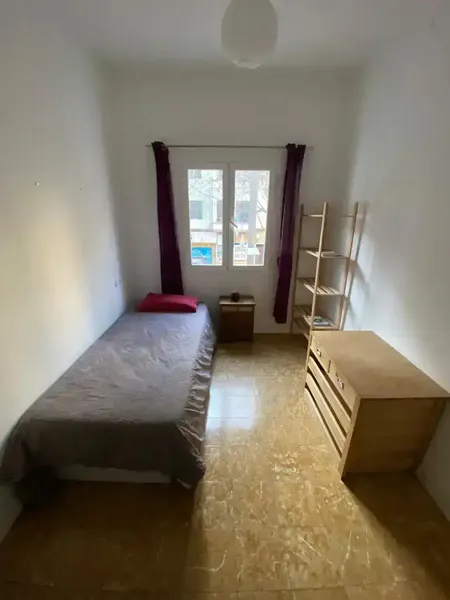 Se alquila **habitación en piso compartido** en un primer piso (sin ascensor), ideal para quien busca un ambiente tranquilo y luminoso. El p — photo 2