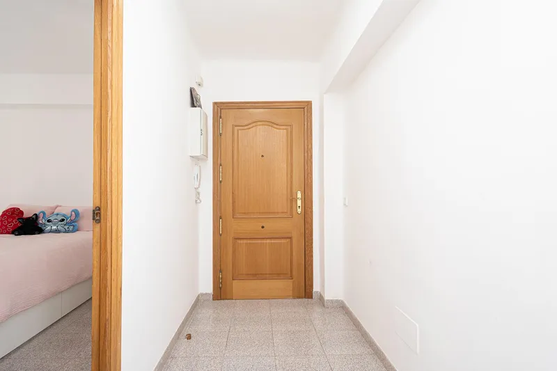 Bright 3-bedroom apartment in good condition with balcony — photo 11