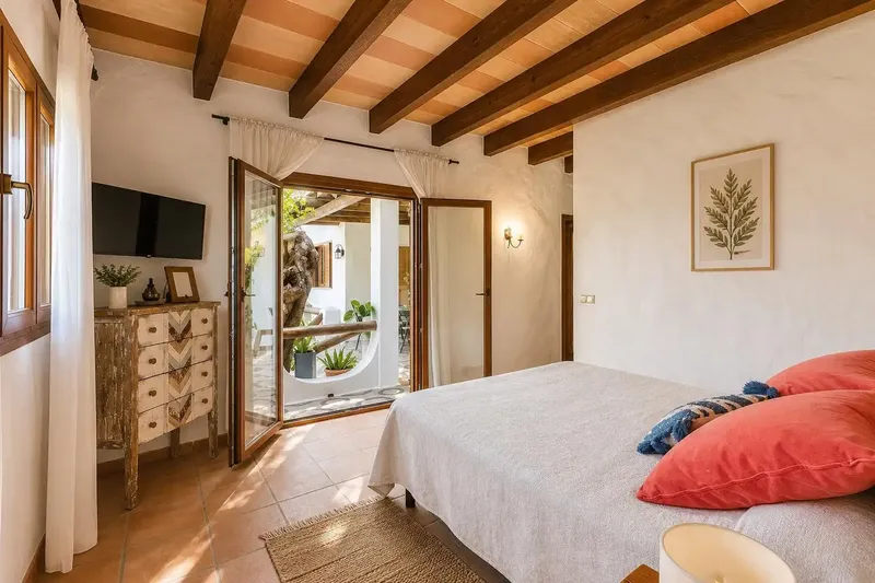 The property is located on a flat south-facing plot of approximately 4500 m2, a short distance from the town center of San — photo 6