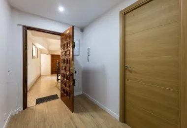 Three-bedroom flat with optional parking — photo 2