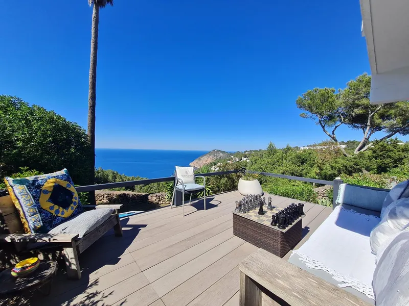 Coastal property with stunning sea views — photo 1