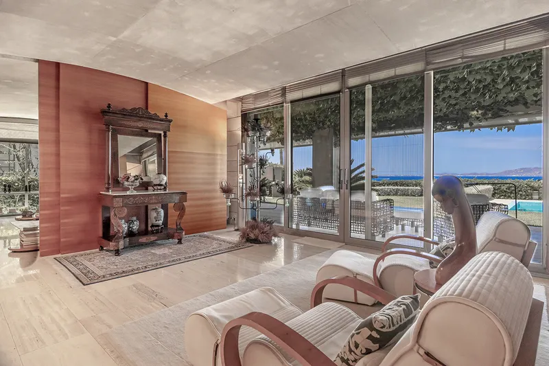 Villa in Son Veri Nou - Property with pool on the first sea line — photo 4