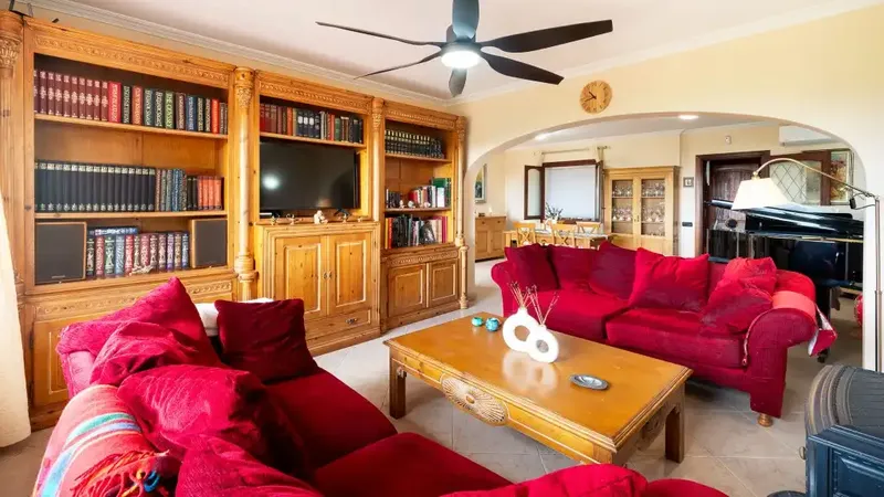 Discover this magnificent rustic estate located in the Sierra de Tramuntana, near the picturesque village of Bunyola. Surrounded by nature, it — photo 12