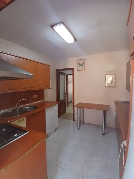 4th floor apartment without lift, very good staircase, 4 bedrooms, bathroom, living-dining room with balcony, clear views, large kitchen with gallery — photo 12
