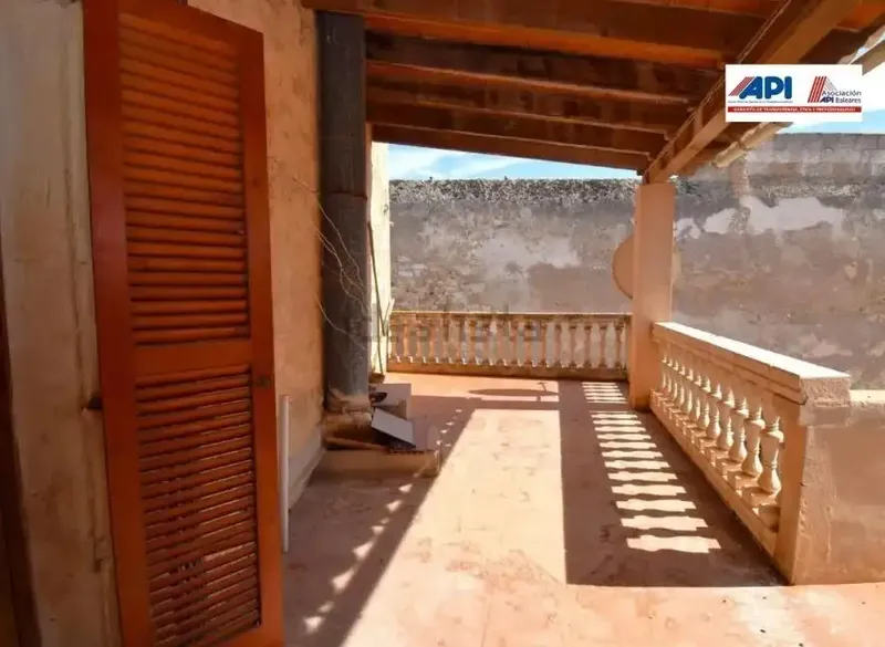 Commercial premises for sale on the ground floor plus first floor apartment with a built area of 394 m2 in Sineu — photo 1