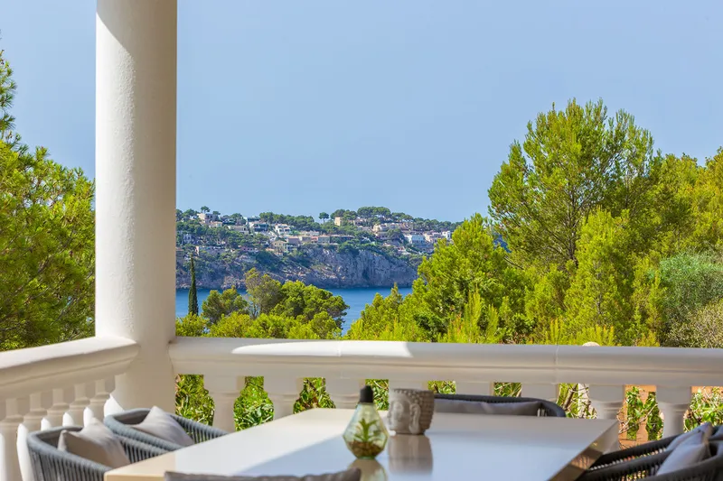 Sea-view villa in a residential area near the beach — photo 2