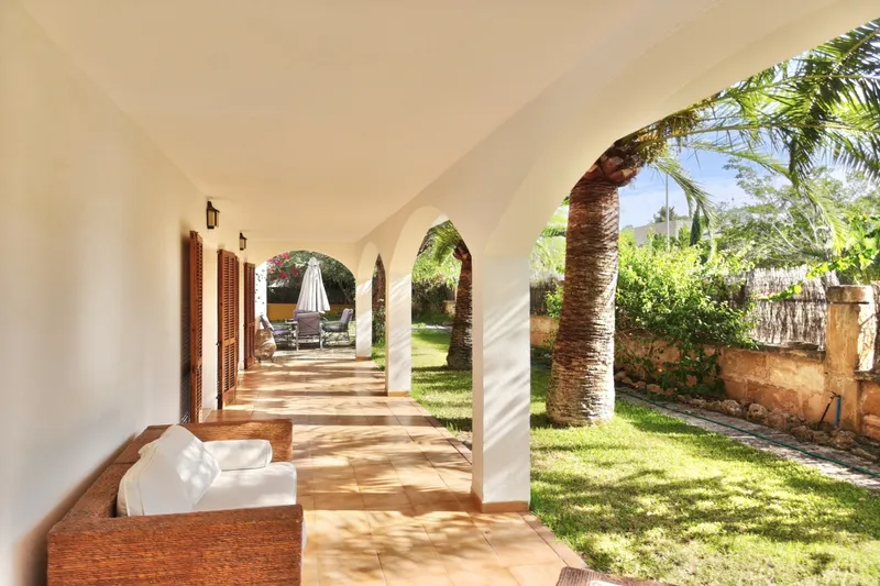Charming Mediterranean-style villa for sale in Santa Ponsa with private pool and garden — photo 5
