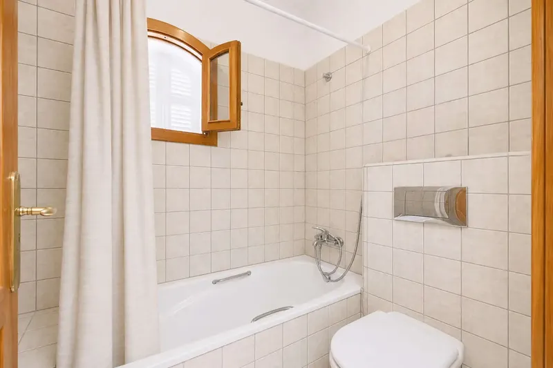 This well-maintained single-family home, located in a quiet area of Cala Ratjada, stands out for its living space of about 226 m² on a — photo 12