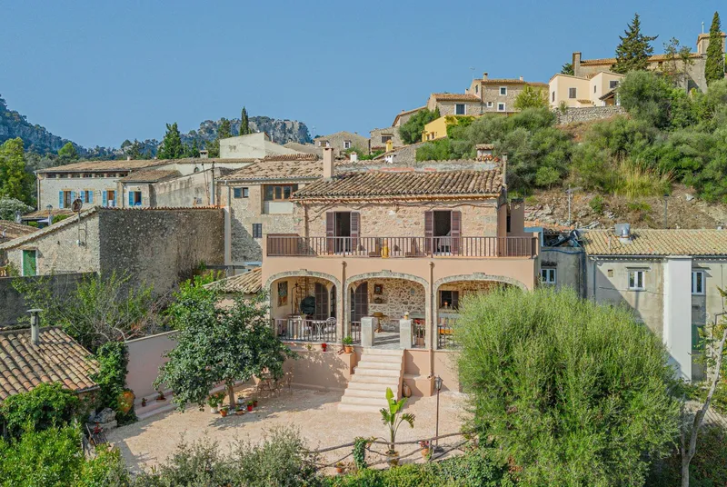 Traditional house with views — photo 1