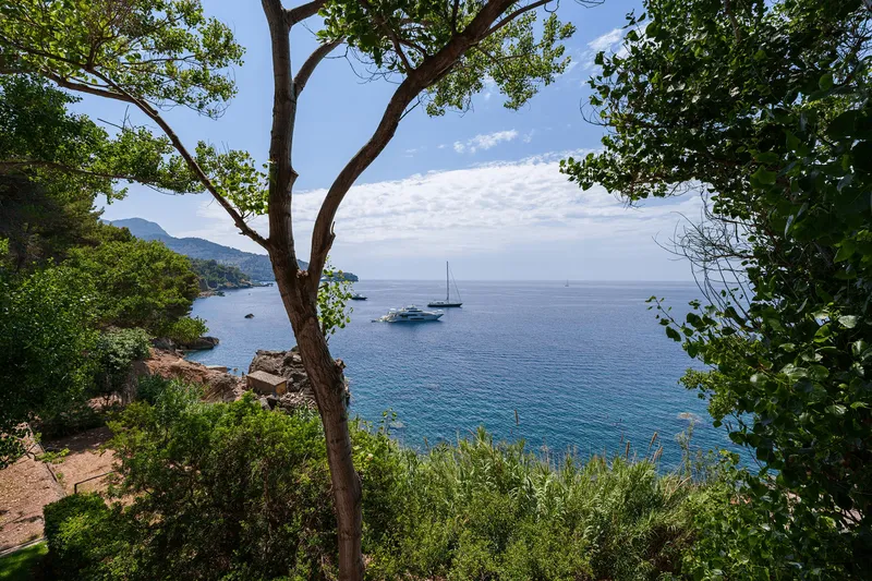 Property in a hidden bay with direct access to the sea — photo 4