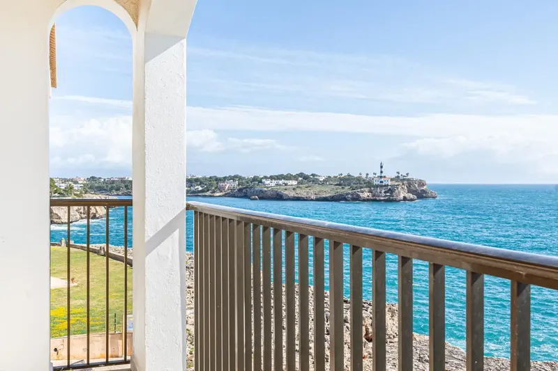 Three-bedroom penthouse on the first line of the sea in Portocolom — photo 4