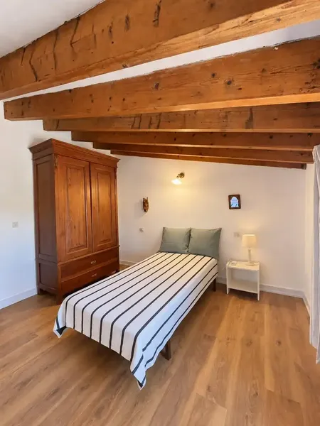 Piedra natural, un gran arco y techos de gran altura con vigas vistas definen el carácter de esta casa de campo tradicional mallorquina ubic — photo 12