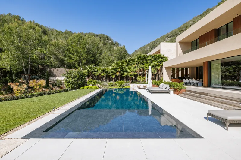 Contemporary villa with pool in Son Vida — photo 12