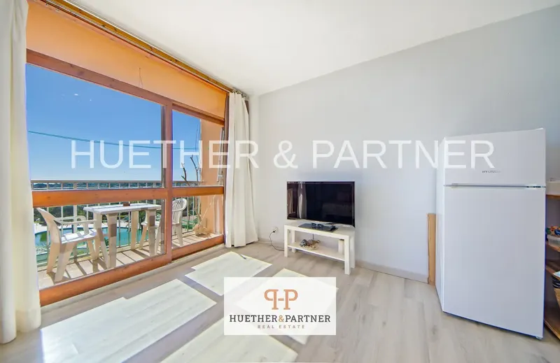 This bright studio on the 7th floor combines comfortable living with fantastic views and offers you a special home above — photo 8