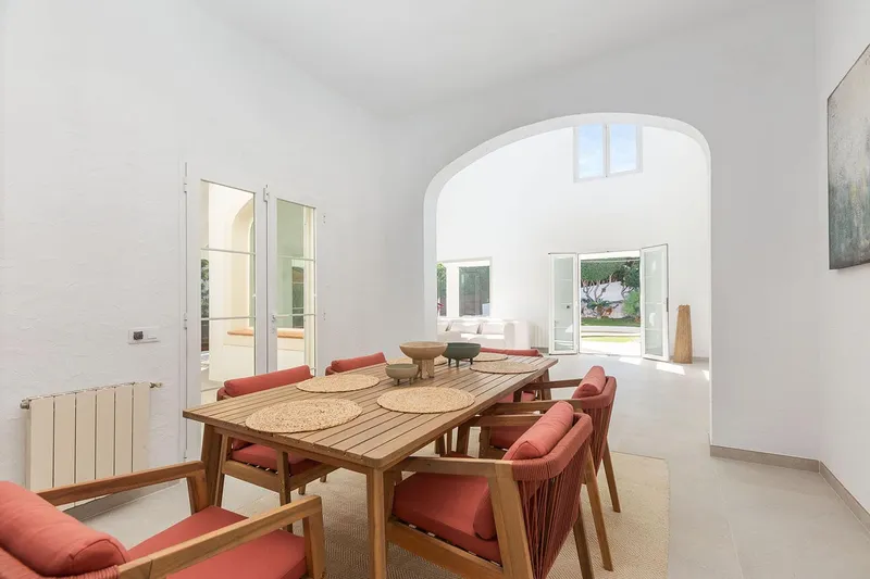 Spacious villa in a prime residential area — photo 8