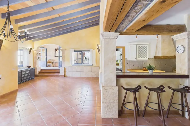 This elegant finca, built in 2002, extends over a generous area of 274 square meters on a 1,567 square meter plot — photo 11