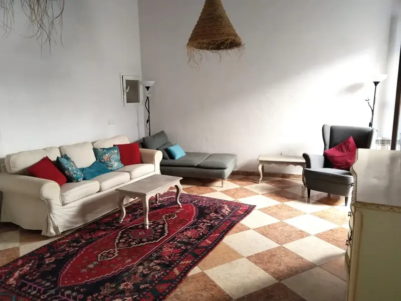 Casa en planta baja de dos alturas, con garaje con acceso directo a la casa, espaciosa y luminosa. Dispone de un cómodo salón, cocina abiert — photo 3