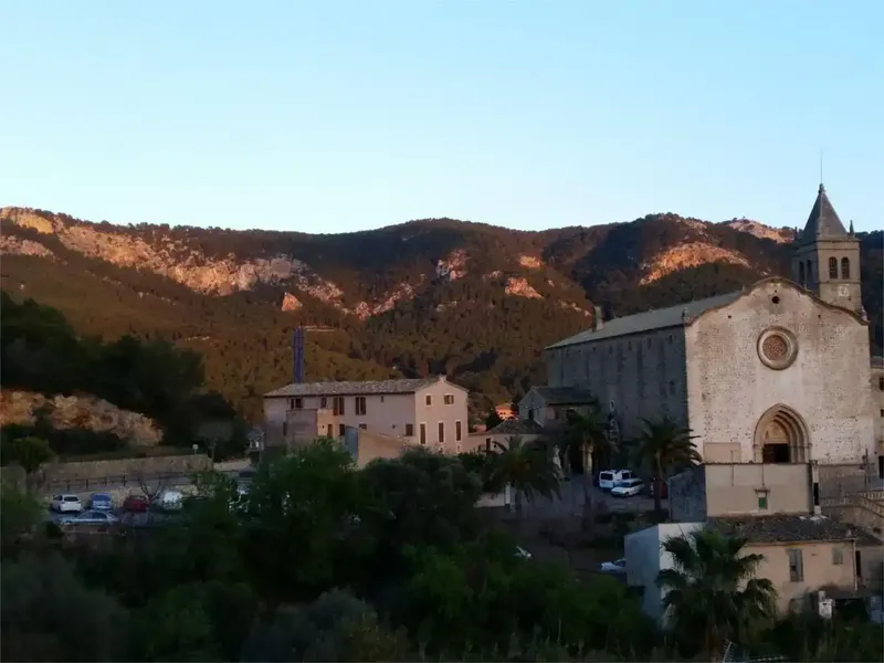 ¡Bienvenido a esta encantadora casa de pueblo en Andratx, Mallorca! Esta propiedad única, construida en 2007, ofrece una combinación perfect — photo 3