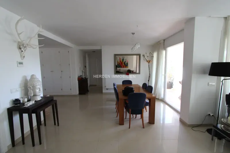Herden Immobilien Mallorca sells a fantastic modern and high-quality penthouse in an absolutely superior location in Santa Ponsa in a — photo 11