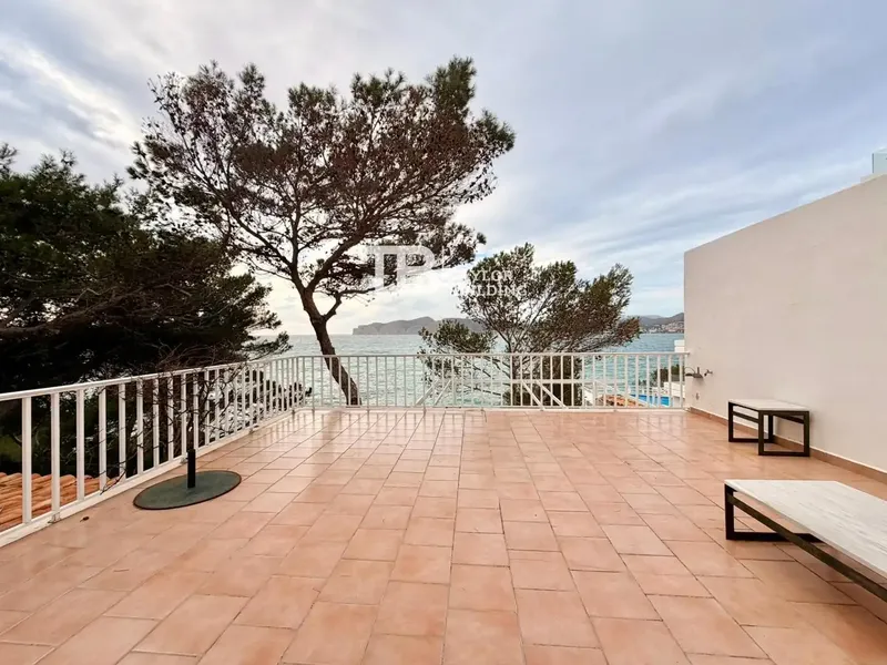 Taylor Building presents this incredible property located in Santa Ponsa, Calvià, Balearic Islands, on the first line of the sea. A spacious and versatile penthouse — photo 9