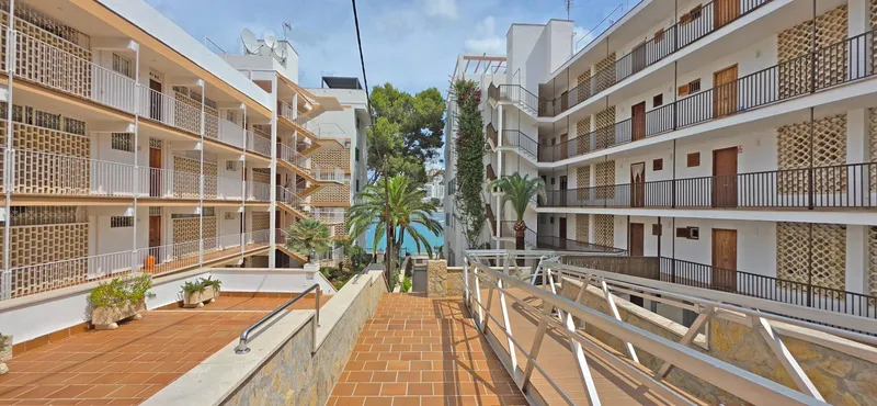 Apartment on the first line with direct access to the sea in Santa Ponsa — photo 2
