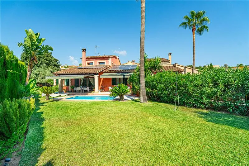 Exclusive semi-detached villa with a pool and garden on a lot of approximately 2,000 m² — photo 1