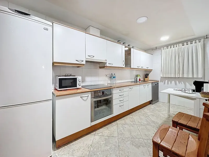 Imagina despertar cada mañana con la brisa marina acariciando tu ventana y el murmullo del Mediterráneo a solo 400 metros. Esta planta baja, — photo 8