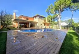 Villa, 1,600 m² plot, 800 m² living space — photo 1