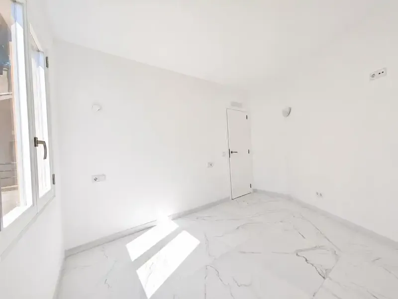 In the very center, in a stately building with elevator, we find this third floor recently finished of approximately 140 m² usable, a home — photo 8