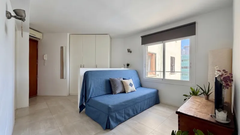 Palma apartment steps from the beach with cathedral & sea views — photo 9