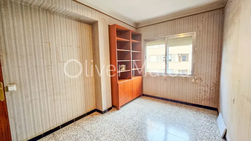 Fifth floor with elevator in Bons Aires area, just 10 minutes from the center. It has 105 m² usable with 4 bedrooms, three double — photo 4