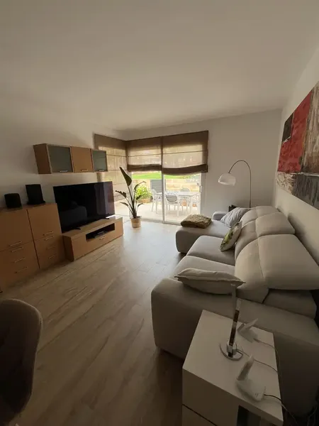 Chalet adosado de 3 plantas con jardín, solárium y garaje particular. — photo 8