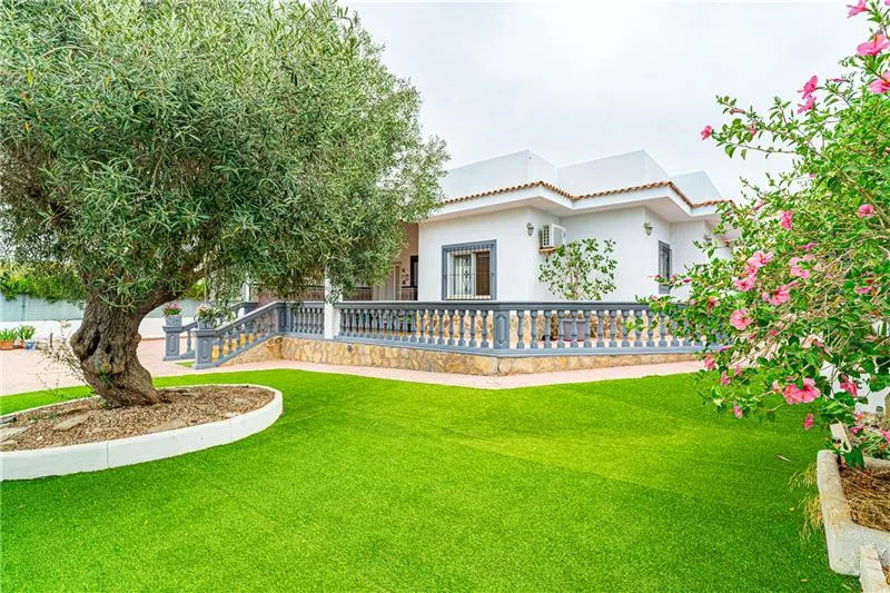 Detached house with a swimming pool on a plot of approximately 1,100 m² — photo 1